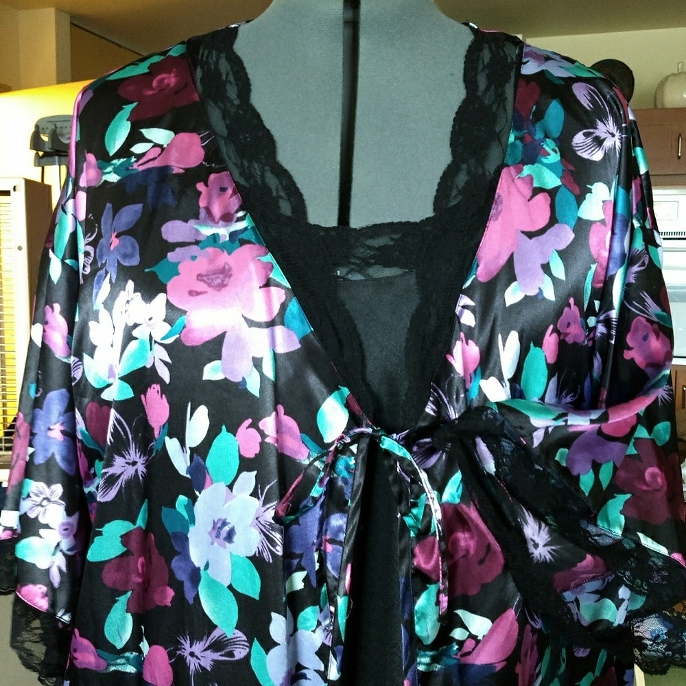 Nightgown with matching robe 🛍️